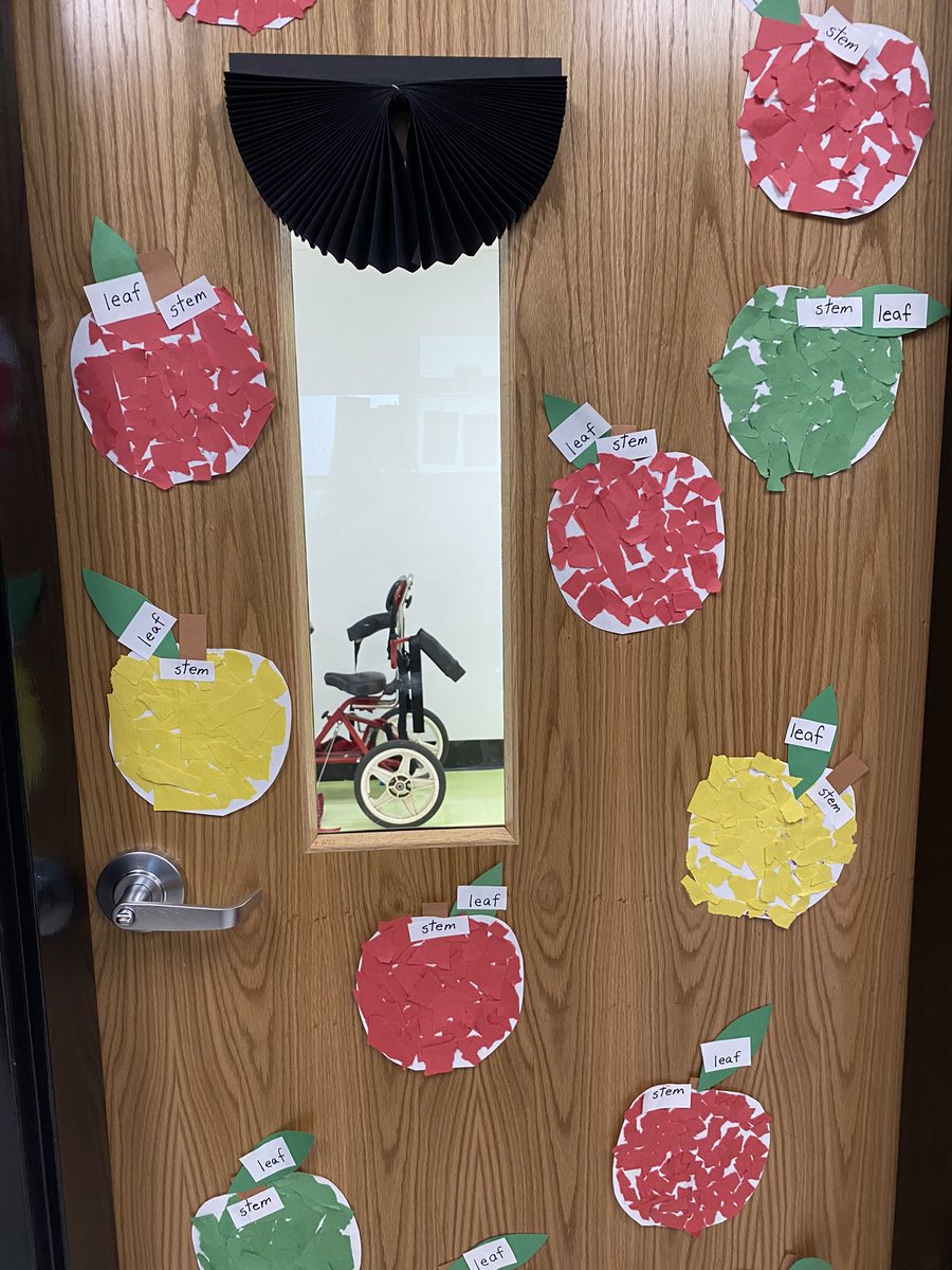Kindergartners are having fun learning to label!  🍎🍏@MathWithMrsM <a href="/CMSmtolive/">CMS Elementary School</a> <a href="/KatVizzone/">Kat Vizzone</a>