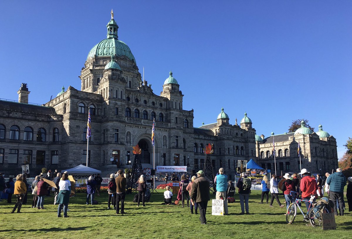 VicGreensEDA's tweet photo. 2 good reasons to greet MLAs @ BC Leg this am
#saveFairyCreek
#StopFundingFracking https://t.co/ae299qHYld