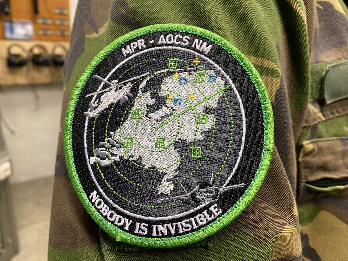 Jvd_Tweet's tweet photo. Om een 49 jaar oude radar 24/7 zijn rondjes te laten draaien is enorme vakmanschap en toewijding nodig. Om 🇳🇱 veilig te kunnen houden, sleutelde ons radar-team op @aocsnm het hele weekend door. Dat doorzetten werd vandaag beloond met een weer werkende radar (en met taart). https://t.co/HExNoLr6uL