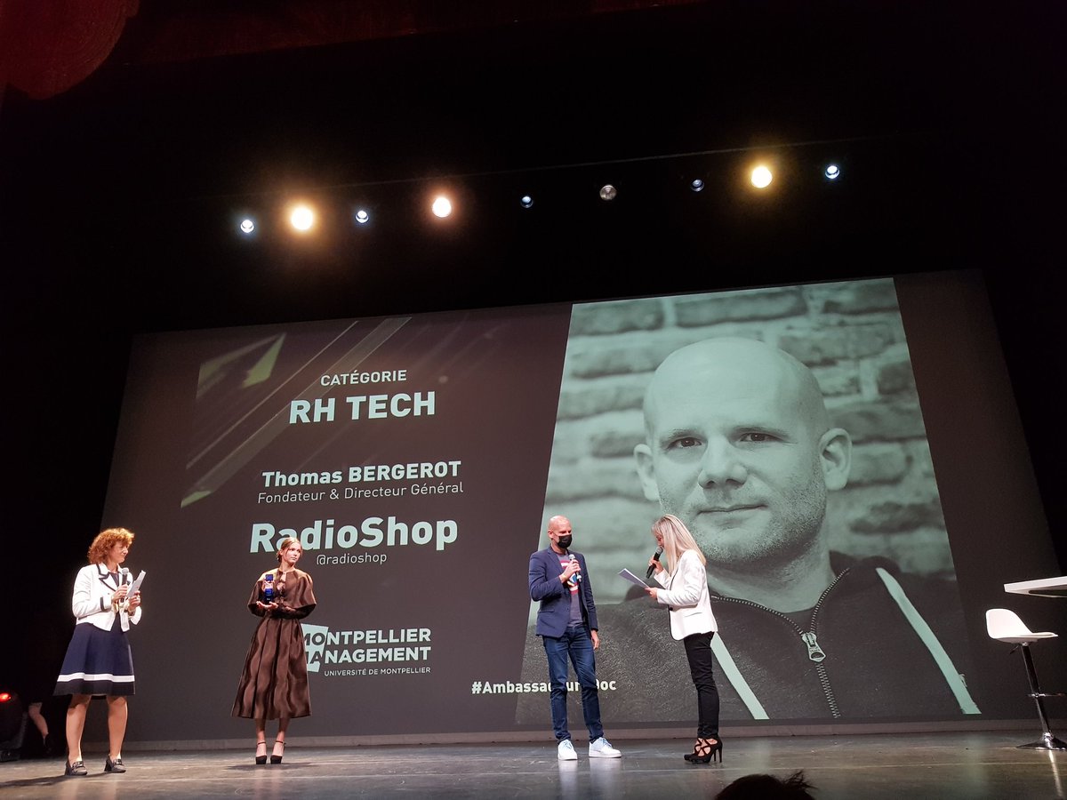 Gala des #Ambassadeursdoc : Dans la catégorie RHTEC, le prix est remis à <a href="/radioshop/">radioshop</a> par Marie-Christine LICHTLÉ de @MtpManagement