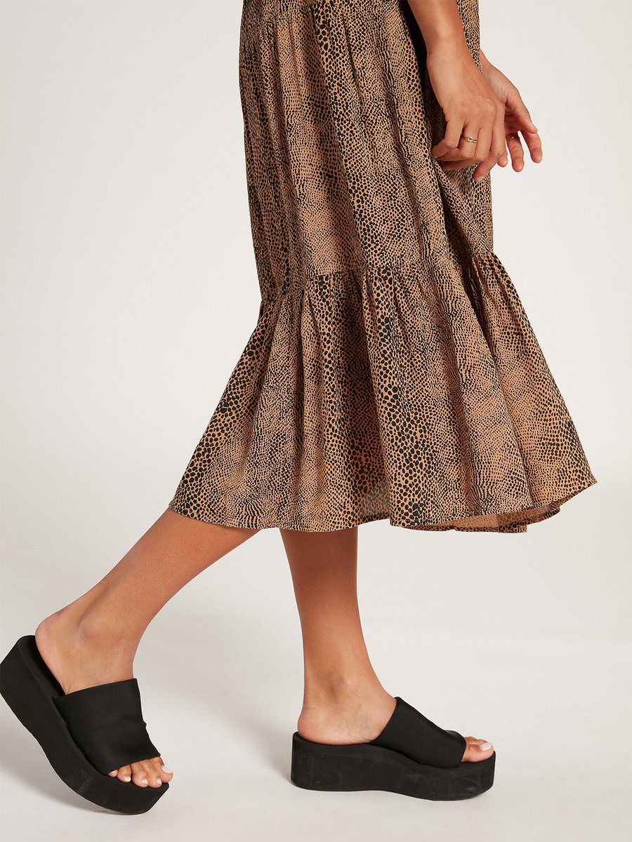 AussieIsland's tweet photo. We are loving this fall weather.  It’s making Mondays not so bad. Volcom Snakedown Midi Dress. 📷 @volcomwomens #autumnvibes🍁 #aussieisland #aussieislandsurfshop #uncw #cfcc #ilm #wbnc #wilmingtonnc #wrightsvillebeachnc https://t.co/PMj3cjGvVT