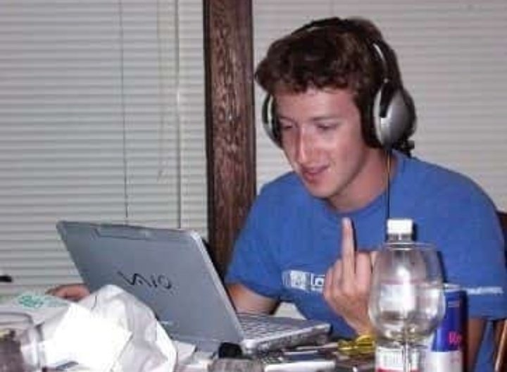soleluags's tweet photo. Tudo voltou, amém???? Zuckerberg tropeçou nos fios, desgraçado 🤡 https://t.co/Peuz9hy1UV