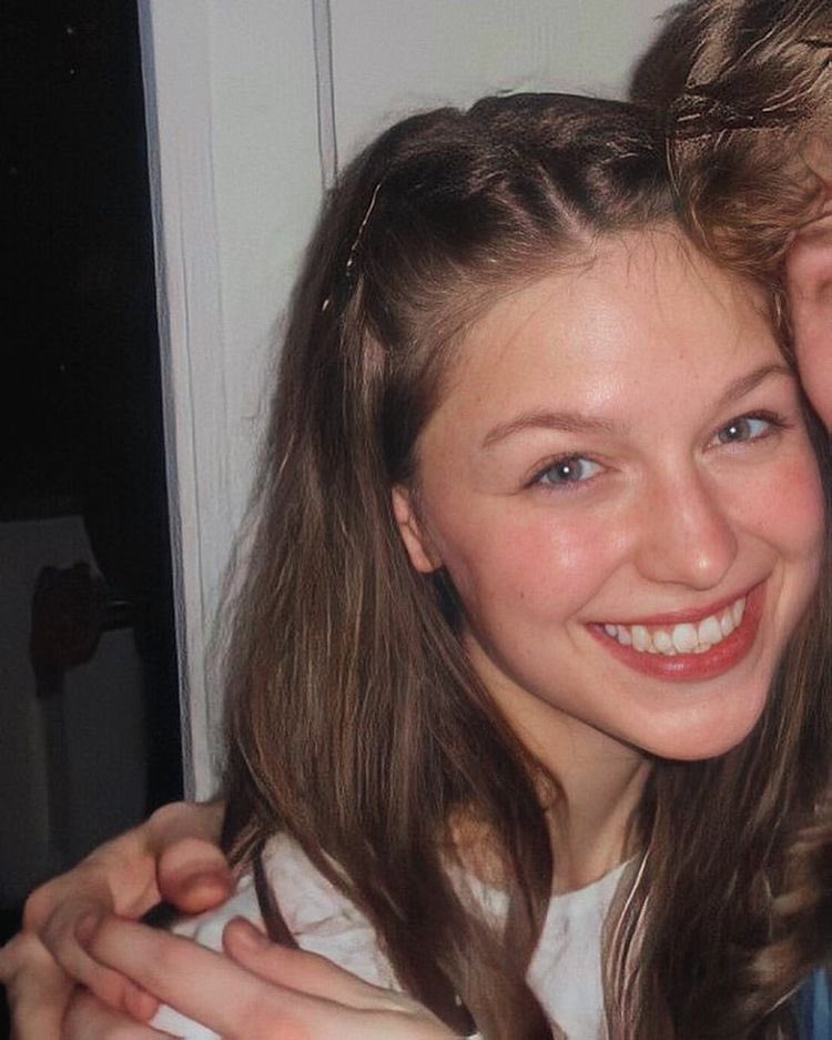 Abro hilo totalmente necesario de Melissa Benoist sonriendo

HAPPY BDAY MELISSA 