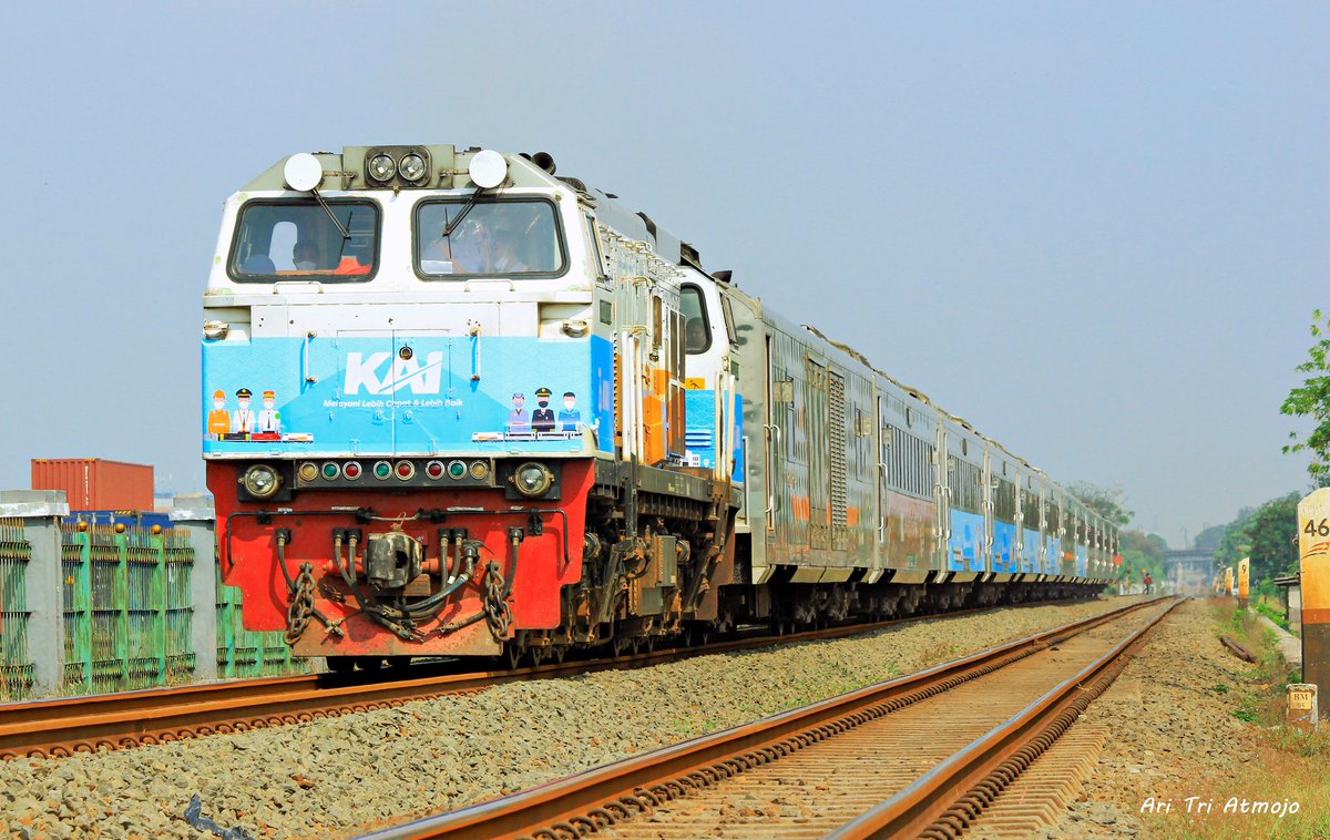 Ari_Tria01's tweet photo. Lokomotif CC 206 13 50 KA 2 Argo Bromo Anggrek Dengan Stiker Livery Spesial HUT KAI Ke-76 
Versi Videonya Klik Link Di Bawah 👇
https://t.co/zj7OGDtSOL
Versi Jernihnya Klik Link Di Bawah 👇
https://t.co/k3G1NobSI1
@KAI121 
@keretaapikita 
#fofosepur 
#hutkaike76 https://t.co/TRu3PvfY8t