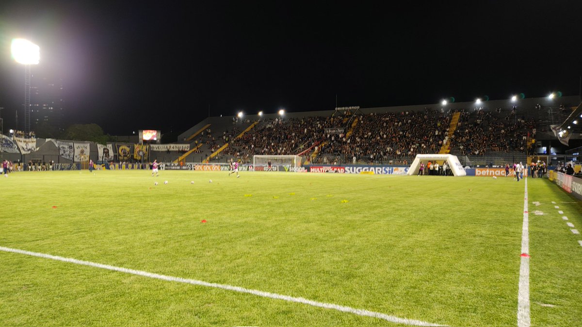 Torcida do Remo marca presença no Baenão. Daqui a pouco o Leão recebe o líder Coritiba pela Série B! #trbaenão