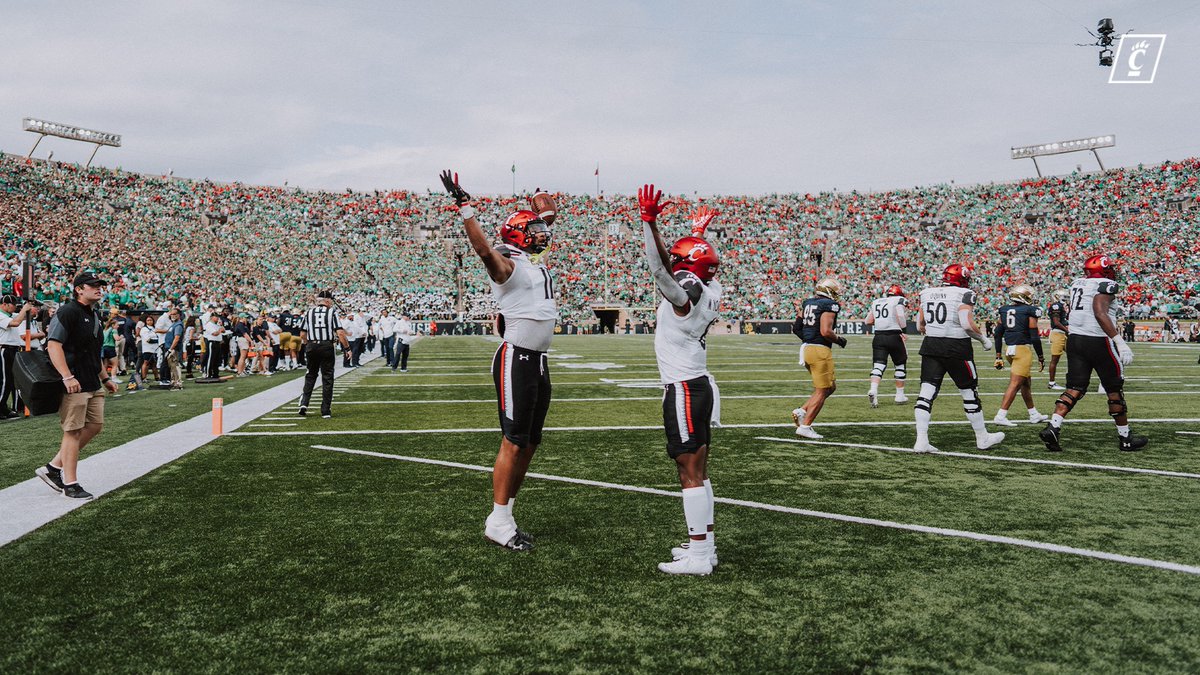 GoBearcatsFB's tweet photo. 𝟜 - 𝟘   |   #Bearcats https://t.co/xi7S50b3lS
