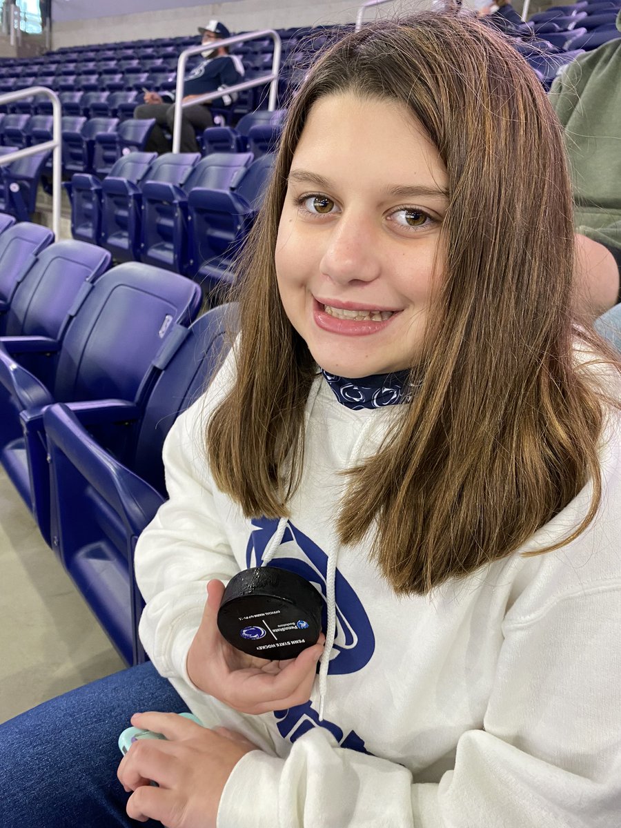 It’s a hockey night in #happyvalley! Thank you #10 Christian Sarlo for making her night! <a href="/PennStateMHKY/">Penn State Men’s Hockey</a> 💙🤍💙🤍