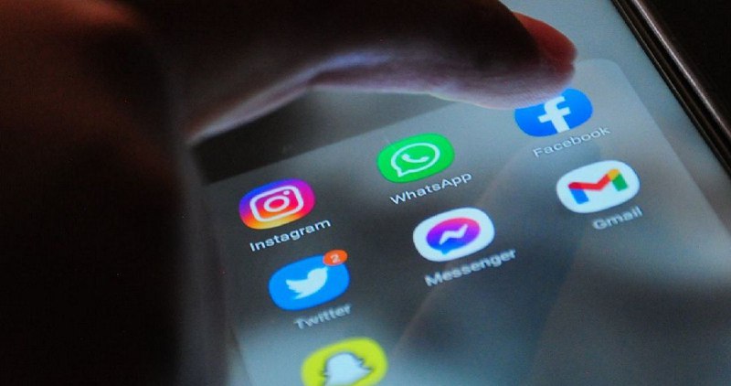 SinEmbargoMX's tweet photo. Luego de más de cinco horas de servicio suspendido que puso de pies para arriba al mundo digital, a empresas y a usuarios por igual en distintas partes del mundo, incluido México, Facebook e Instagram empiezan a funcionar de forma escalonada https://t.co/xtNsOC6yXI https://t.co/QwPe3yMMvG