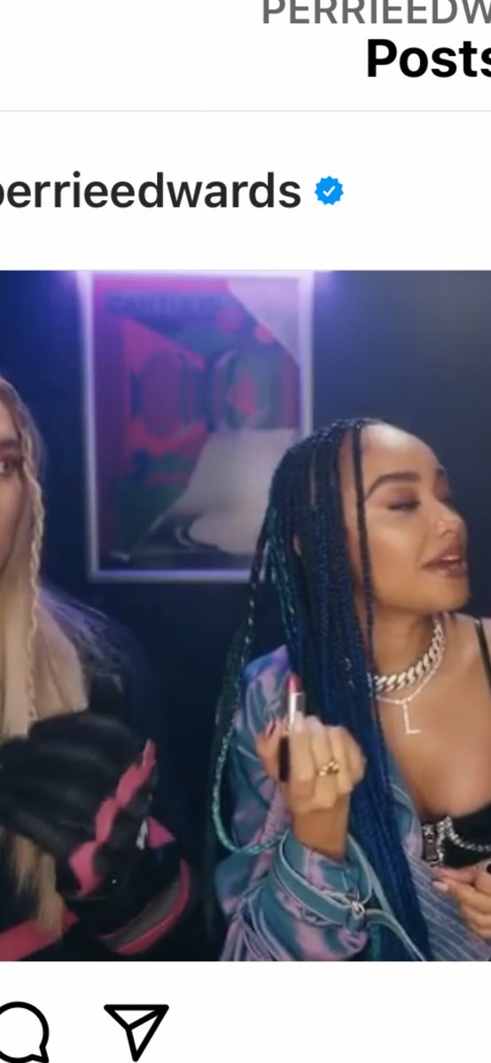 AussieMixer19's tweet photo. Am I clowning or does the poster in the back of the Confetti MV read ‘NO’
@LittleMix #BetweenUs #CutYouOff #StreamLSL https://t.co/f7rgaylusI