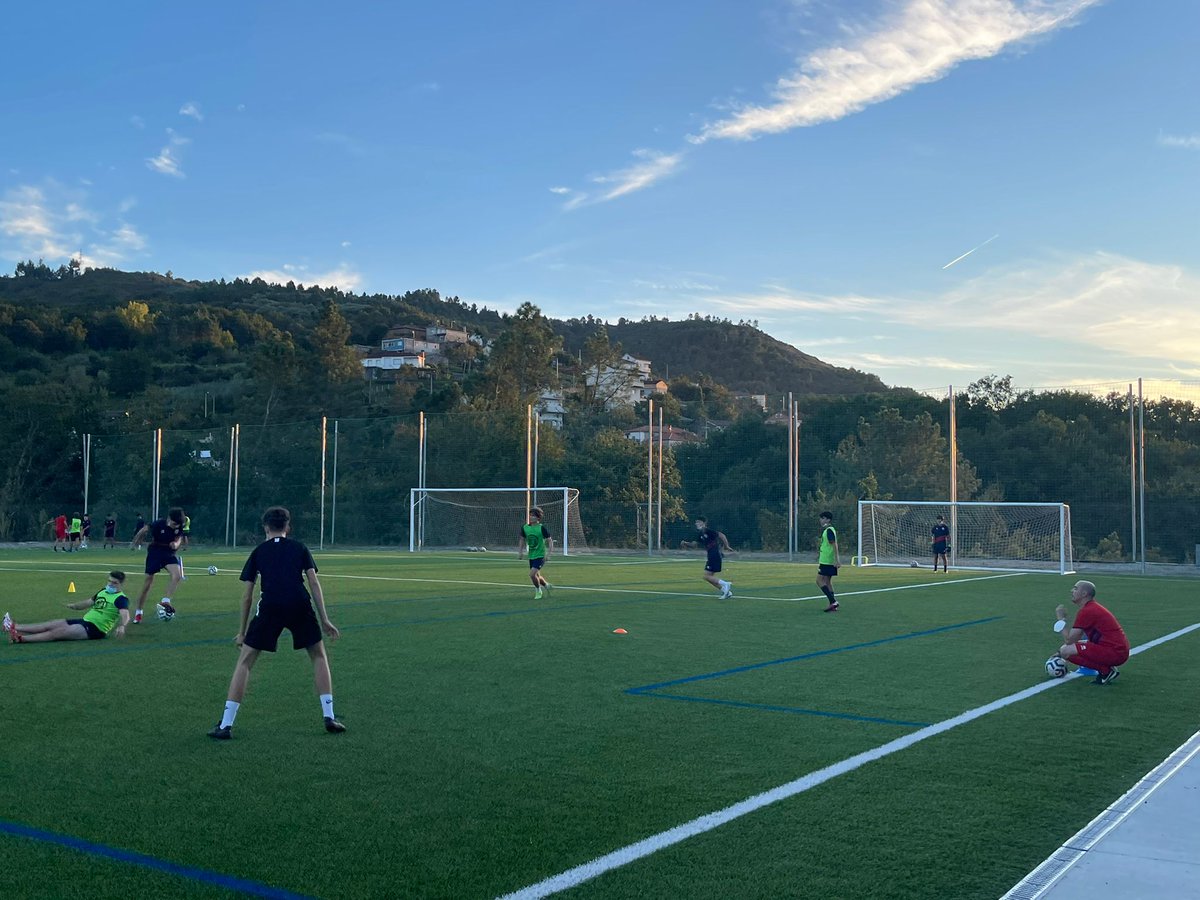 AurienseCA's tweet photo. 🙌 O #XuvenilB de Martín Fernández prepara con entusiasmo a estrea ligueira, prevista para finais de mes

P. D.: Que bonito é traballar no Medo cando atardece 😍

#FamiliaCENTED #EspíritoDeSuperación https://t.co/DOEDVByI0c
