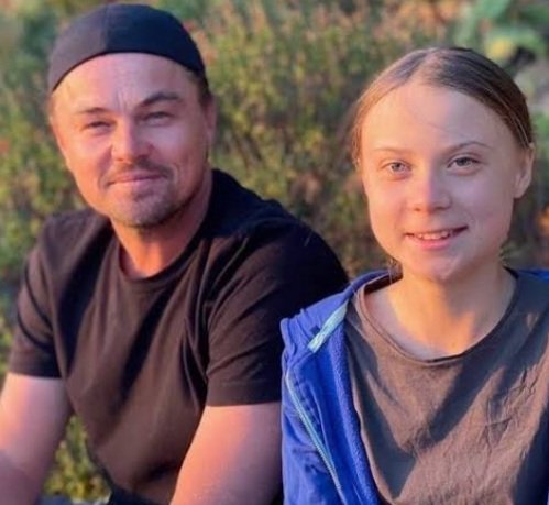 CADÊ ESSA DUPLINHA PRA DETONAR O SAFADO DO MARK ZUCKERBERG? FALAR DA AMAZÔNIA É MOLE... COVARDES!