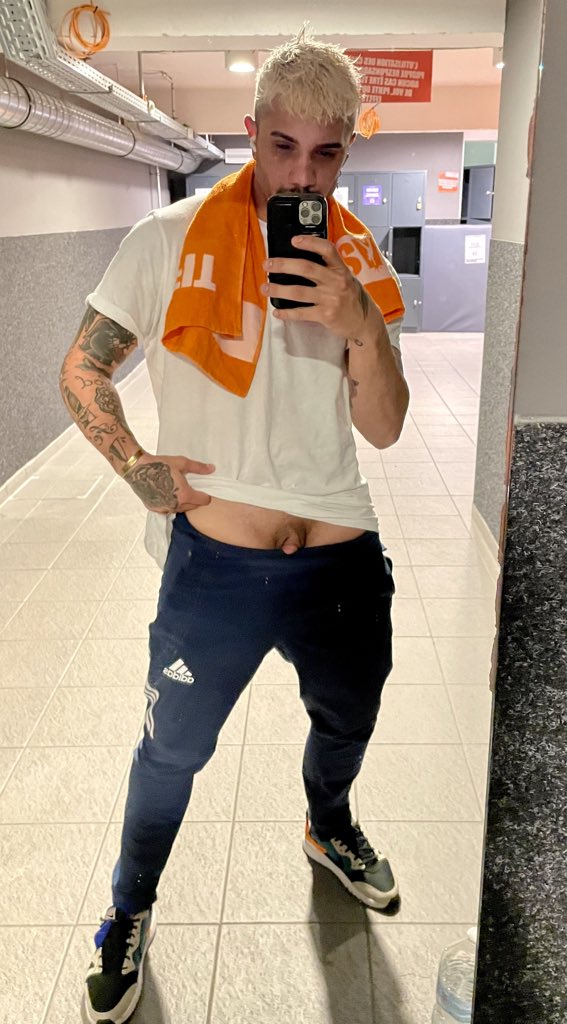 robisramiress's tweet photo. gym bathroom 💦 

https://t.co/iNcxsVyi8C https://t.co/hQnaWveISI