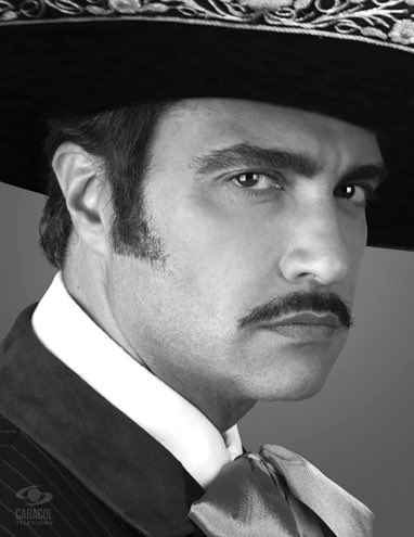 Ahora que tenemos su atencion por acá 
Paso a informarles que <a href="/jaimecamil/">Jaime Camil</a> será quien interprete a <a href="/_VicenteFdez/">Vicente Fernandez ®</a> en la bioserie que prepara <a href="/CaracolTV/">Caracol Televisión</a> y que será distribuida por <a href="/NetflixLAT/">Netflix Latinoamérica</a>

<a href="/S2CyMKT/">S2C&Mkt</a>
#S2CyMKT 
<a href="/CaracolTvIntl/">CARACOL TV SALES</a>
#MéxicoEnConexion
<a href="/mxenconexion/">México en Conexión.</a>
#CaracolTv
#Netflix