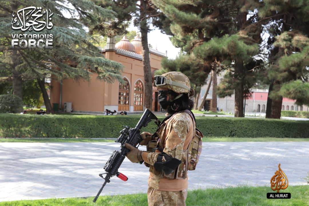 IEAUrduOfficial's tweet image. ملک پر قبضے کے خاتمے اور امارت اسلامی کے ملک پر حکومت کے بعد امن عامہ میں خلل ڈالنے والوں کے لیے کوئی رعایت نہیں ہے ،
امارت اسلامی کسی بھی ایسے رجحان کے خلاف بہت سنجیدہ اور فیصلہ کن ہوگی جو لوگوں کے امن کو خطرے میں ڈالے۔
خصوصی یونٹ فیصلہ کن طریقے سے کام کر رہے ہیں ،