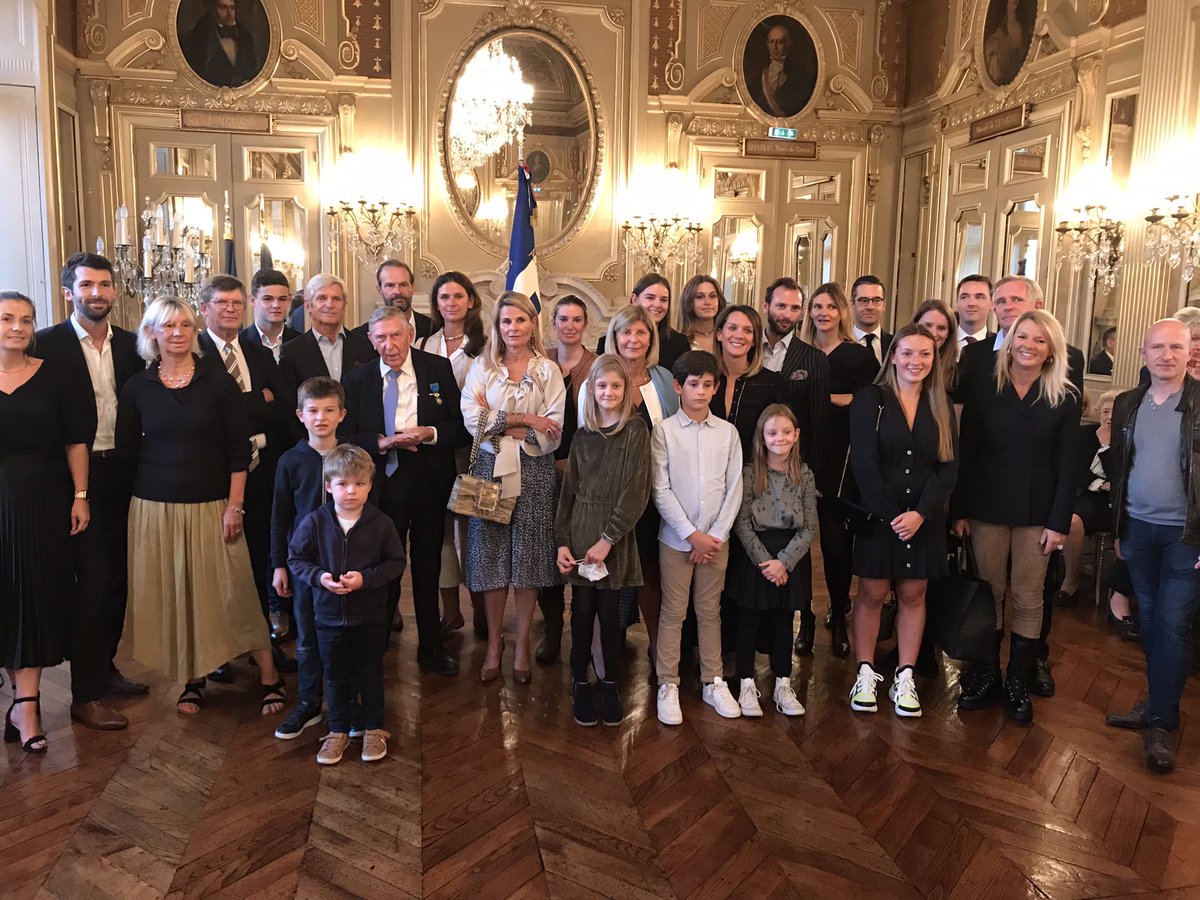 PSimonOF's tweet photo. Deux photos pour l’histoire de #Rennes: Claude #Giboire, 90 ans, avec quatre g��nérations de sa famille à la #préfecture de région #Bretagne, ce lundi soir, pour la remise de ses insignes d’officier dans l’Ordre national du #mérite @ouestfrance35 @vjarnigon https://t.co/eQpf3e8Qte