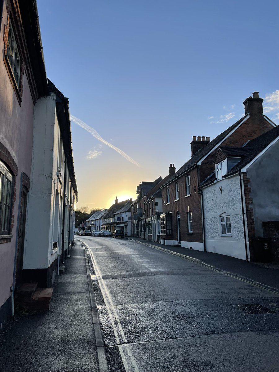 So Facebook and Instagram are down so I can’t show anyone the cute pics I took this morning! If anyone actually see this, please let me know! #overtonhampshire #isanyonethere #hampshiresunrise #villagelife #twitterhashtagsarerubbish #overtonhighstreet