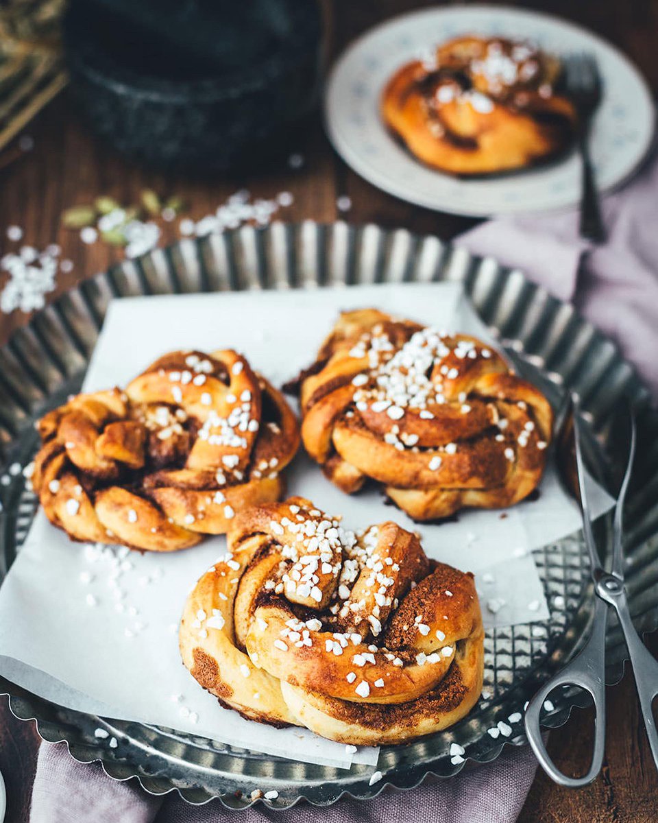 Seid ihr jetzt alle hier? Prima, denn es gibt Zimtschnecken! In Schweden ist heute #kanelbullensdag. Hier hab ich ein fantastisches Rezept für Zimtknoten: moeyskitchen.com/2021/10/zimtkn… Wenn ihr nicht wisst, was ihr sonst machen sollt, backt einfach!