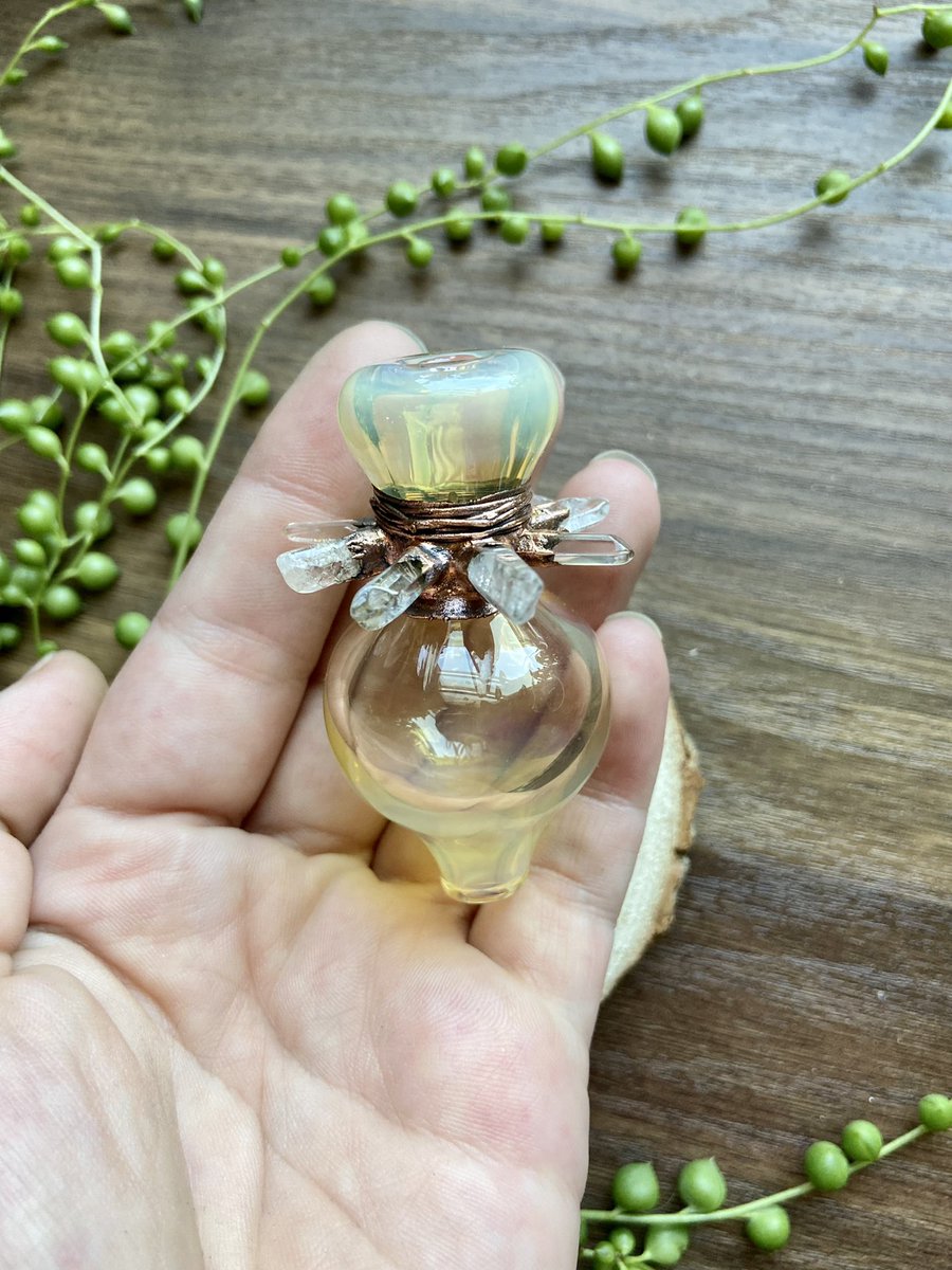 theSMITHST0NIAN's tweet photo. Fumed glass carb cap with clear quartz points✨ https://t.co/P4YNBx9IGk