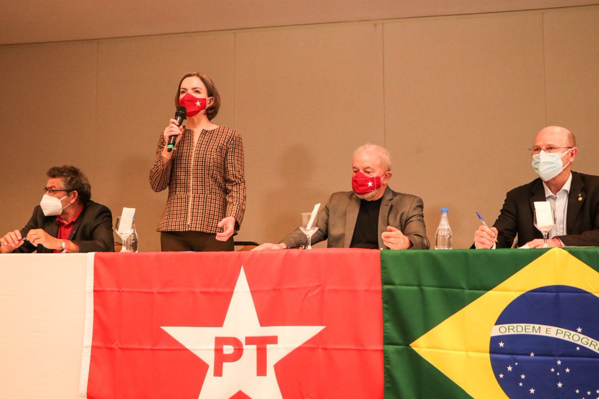 pt_sbc's tweet photo. Ex-presidente Lula na reunião da bancada do PT na Câmara, e no Senado, com a presidenta do PT @gleisi

📸 Karol Santos/PT https://t.co/NCD3t8iFVH