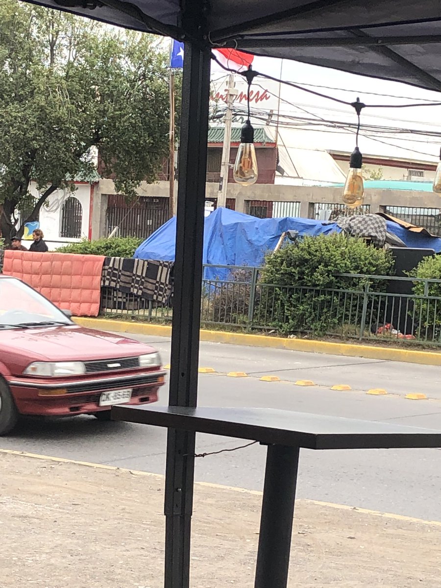 DanielPrevleon's tweet photo. molestan por las noches, no dejan dormir por los gritos, es asqueroso como tienen  con botellas y basura, piden dinero y pelean con cuchillos ¿ustedes que hacen? No basta con venir a darles café, el problema es para los vecinos que estamos aquí  @CarolinaLeitao @penalolen https://t.co/jfNf0MNGVm