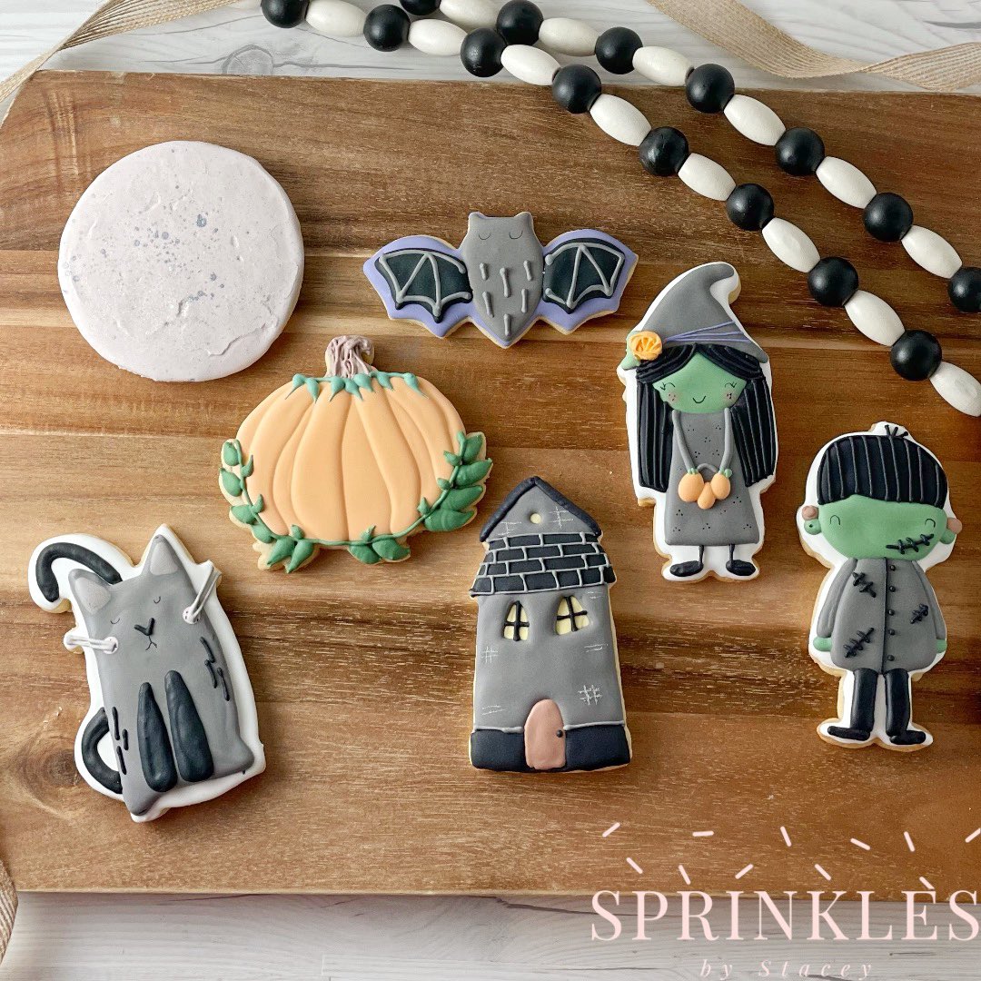 sprinklesstacey's tweet photo. It’s been awhile since I’ve used my #Twitter account #instagramdown here’s to #halloweencookies https://t.co/dxi6aDiukA