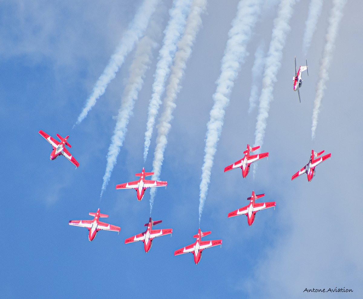 MarkAntone15's tweet photo. Snowbirds in the Palm Split to round off their Sunday performance in London
#snowbirds #airshow #airshowlondon
#ct114 #yxu https://t.co/Cy5wGEkFgv