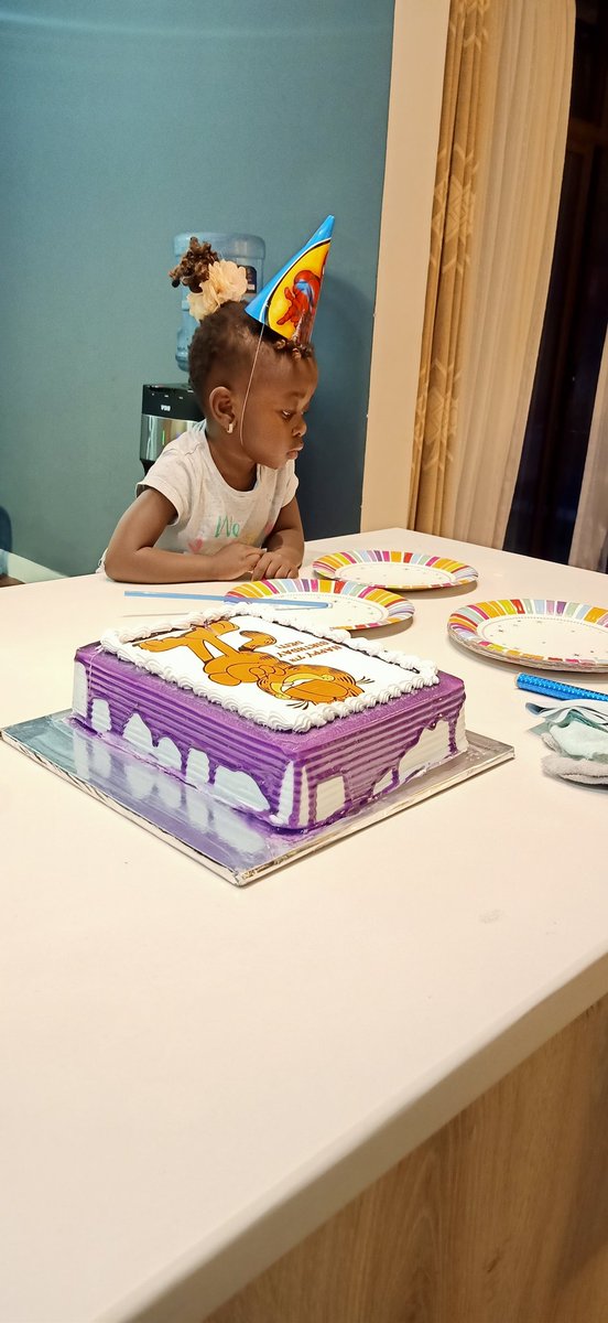 ApostleAPaul's tweet photo. @Twitter W sister waiting to eat her brother's bday cake. Happy Birthday Deity https://t.co/IHooF73Uxw