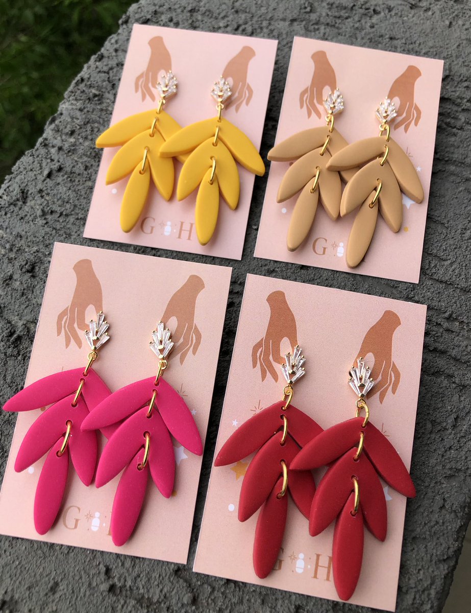 ceciliabaverav's tweet photo. Ya que las redes cayeron voy a promocionar acá los aros que hice durante estas últimas semanas. Hechas a mano (y con muchísimo amor) de material de arcilla polimérica. Nos pueden seguir en @Gemma.Py cuando se restablezca Instagram ❤️✨ https://t.co/MhBkdZSnD4