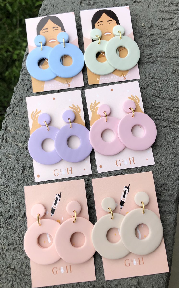 ceciliabaverav's tweet photo. Ya que las redes cayeron voy a promocionar acá los aros que hice durante estas últimas semanas. Hechas a mano (y con muchísimo amor) de material de arcilla polimérica. Nos pueden seguir en @Gemma.Py cuando se restablezca Instagram ❤️✨ https://t.co/MhBkdZSnD4