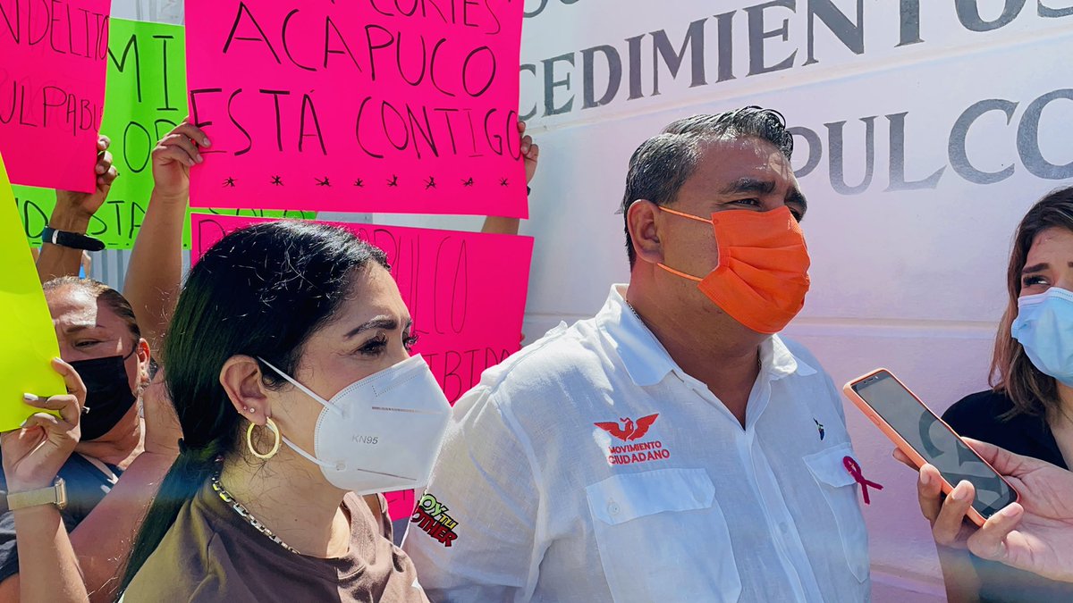 mardenoticiasgr's tweet photo. #Acapulco | Acude @ramirosolorio a entregarse a las autoridades.
“La Fiscalía General de la República me quiere fincar responsabilidades porque abrí el Acceso del Paseo del Puerto que es de todos los acapulqueños. Seguiremos luchando”, afirmó. https://t.co/ZxOx6hEfB7