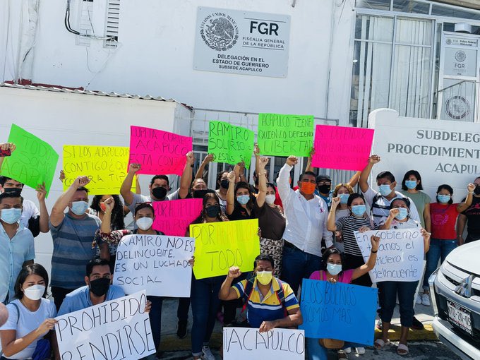 mardenoticiasgr's tweet photo. #Acapulco | Acude @ramirosolorio a entregarse a las autoridades.
“La Fiscalía General de la República me quiere fincar responsabilidades porque abrí el Acceso del Paseo del Puerto que es de todos los acapulqueños. Seguiremos luchando”, afirmó. https://t.co/ZxOx6hEfB7