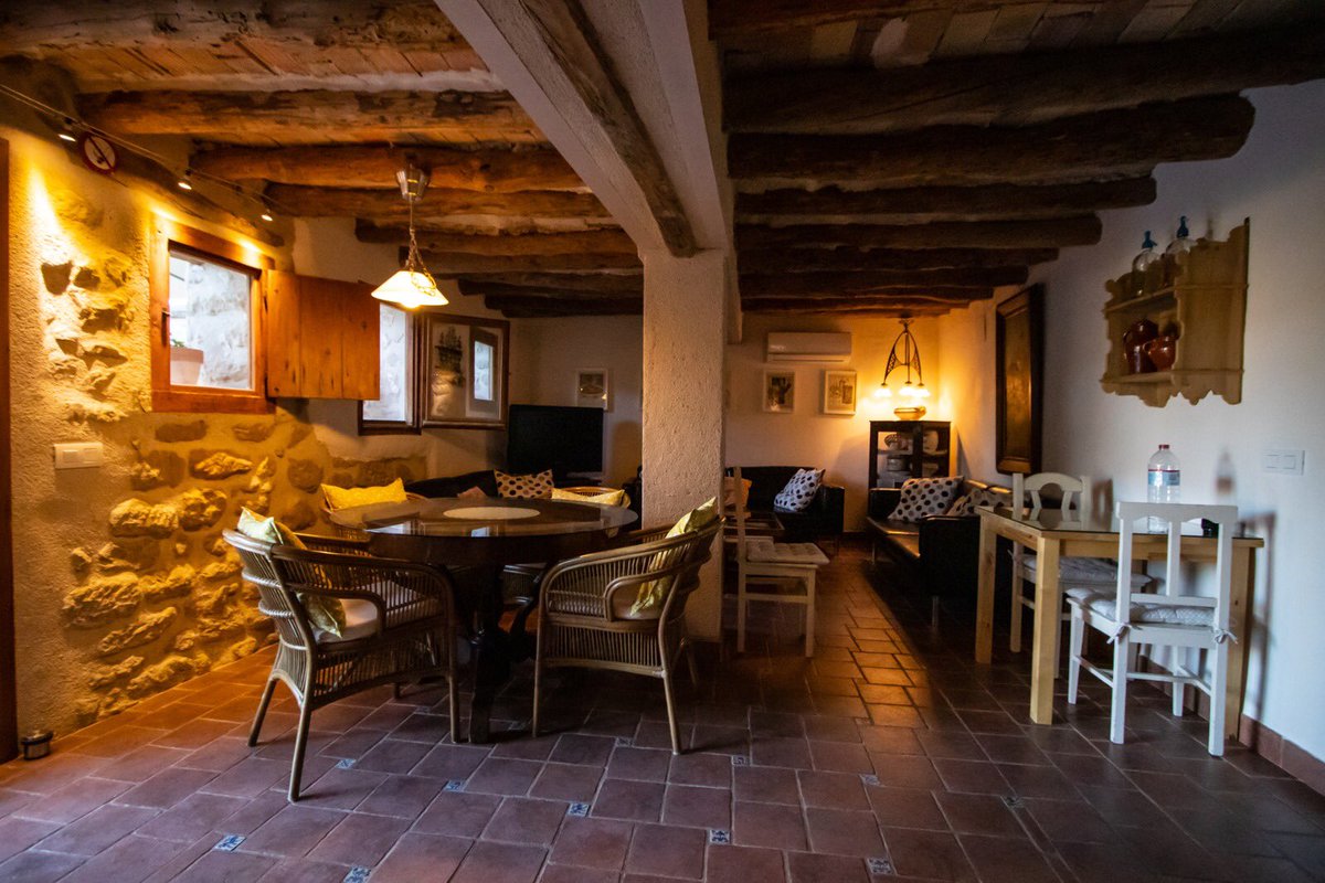 Meseguer96's tweet photo. Recientemente he adquirido la gestión de un hostal rural de 10 habitaciones en Alcañiz, Torre alta de ram, una casa del finales de siglo XVII que conserva gran parte de su estructura original de piedra y madera intacta, situada a las afueras entre campos de cultivos de almendros https://t.co/ycR38Vf4lF