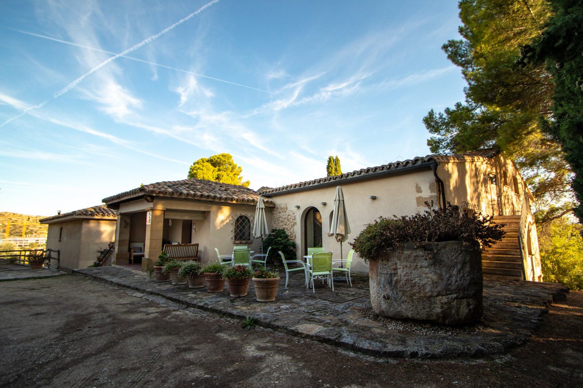 Meseguer96's tweet photo. Recientemente he adquirido la gestión de un hostal rural de 10 habitaciones en Alcañiz, Torre alta de ram, una casa del finales de siglo XVII que conserva gran parte de su estructura original de piedra y madera intacta, situada a las afueras entre campos de cultivos de almendros https://t.co/ycR38Vf4lF