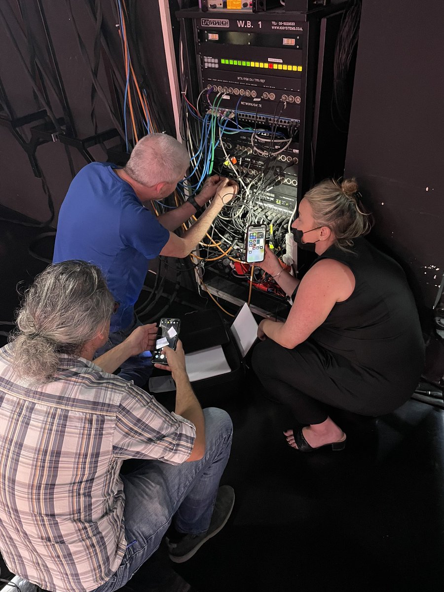 אנחנו מנסים לחבר פקס לאולפן. ברצינות