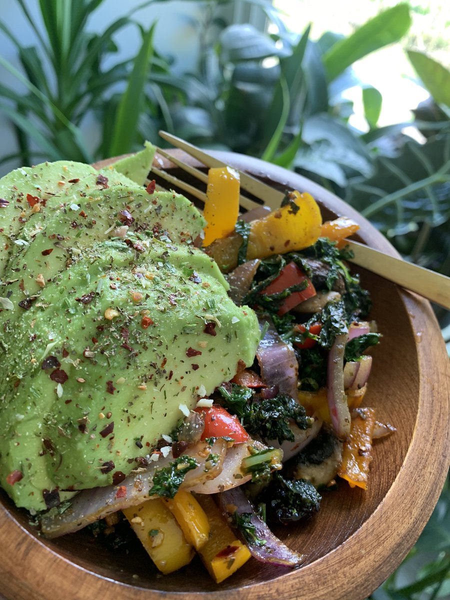 ever_evolvin_g's tweet image. “𝚋𝚞𝚍𝚍𝚊𝚑 𝚋𝚘𝚠𝚕 𝚠/ 𝚜𝚖𝚘𝚔𝚎𝚍 𝚊𝚟𝚘𝚌𝚊𝚍𝚘" sautéed some kale w/ baby portobello mushrooms, pepper medley, red onion, &amp;amp; cranberries. sliced avocado w/ smoked &amp;amp; onion/chives spices. #BombAF