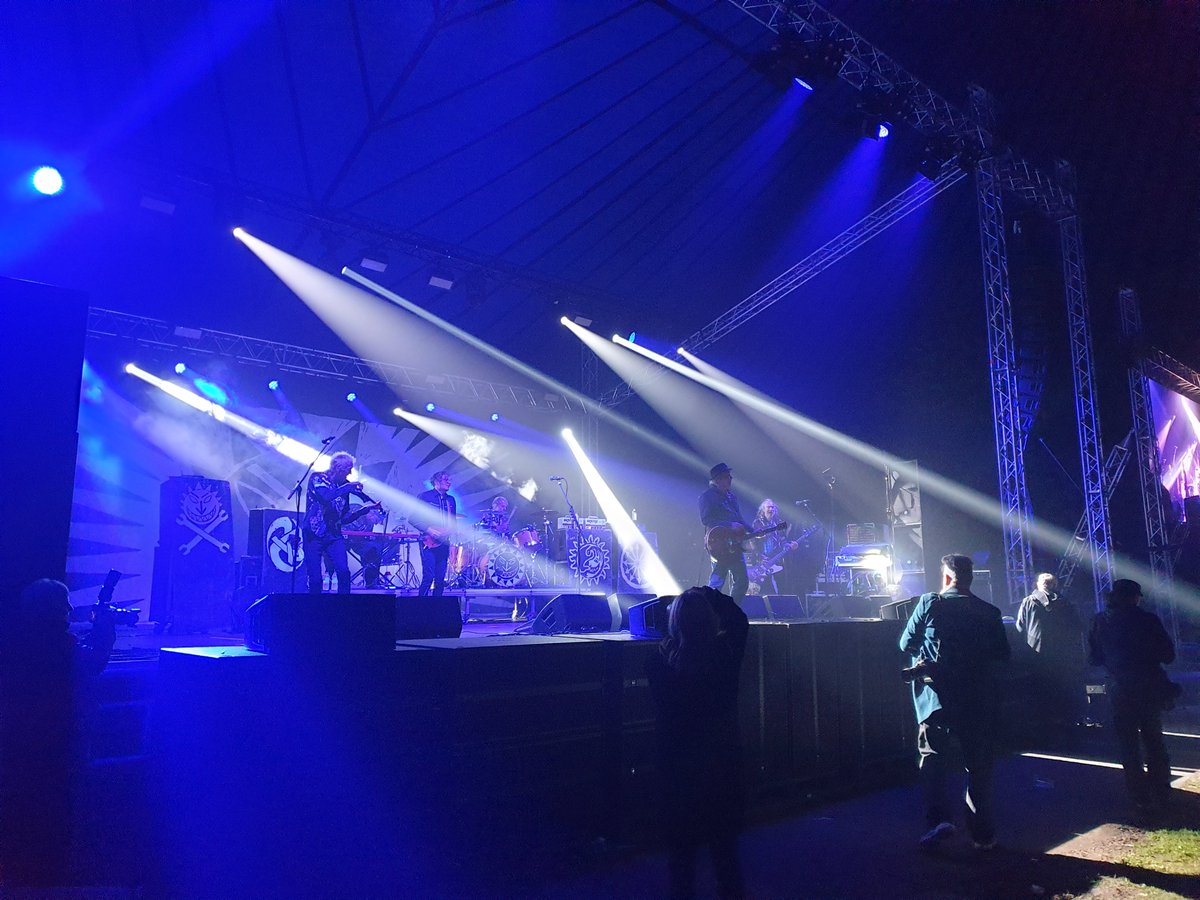 brioni_brown's tweet photo. Finally after MANY years of waiting, I got to see 

@the_levellers

at the 

@Kubix_Festival

on Saturday. And they didn't disappoint #onewayoflife #thelevellers #15years #frontrow https://t.co/AQUgugY9M5