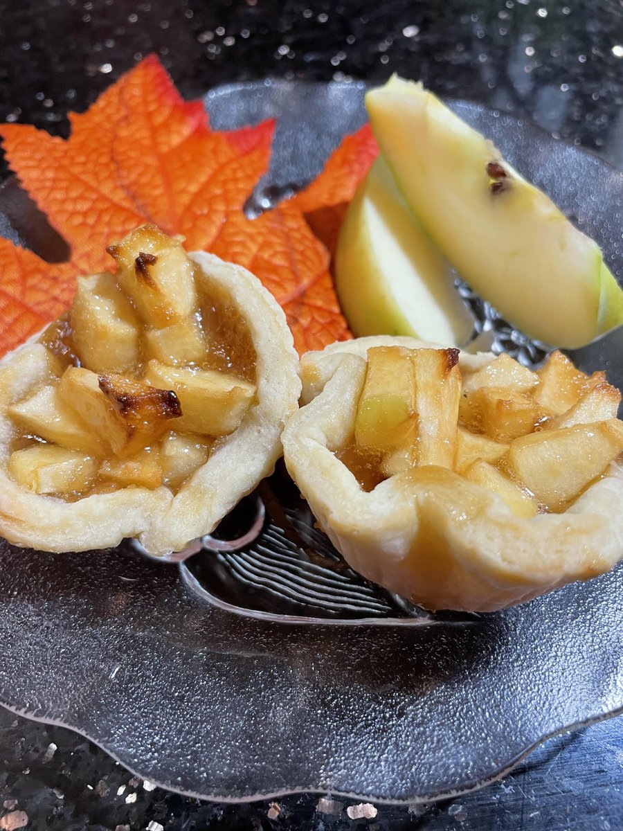 KitchLibrary's tweet photo. Yum? You bet! 
Kids ages 8-12 are invited to join us to make these yummy apple caramel tarts during our Thanksgiving edition of Chef à la Bibliothèque. Baking lessons are in French! Sign up and join us this Saturday at 4 pm. https://t.co/TDW1F9vZ3a https://t.co/7pV1Y7XH5S