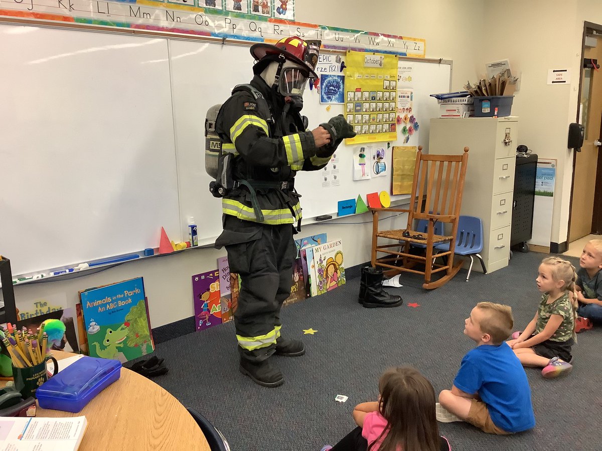MSDusek's tweet photo. Thank you Captain Tyre from the Marion County Fire Rescue for visiting our class and sharing very important Fire Safety information! @LecantoPrimary #celebratelps https://t.co/W6L1zspTSc