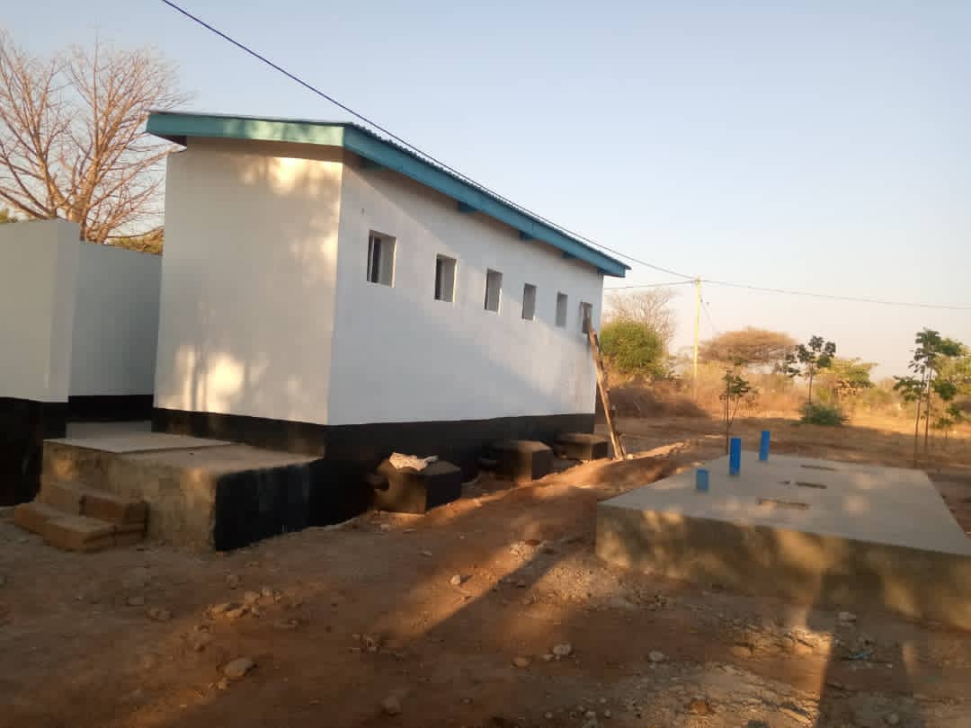 Wahandisi wawili [A na B]. 
Elimu moja.
Mteja mmoja [Serikali].
Majengo (matokeo) tofauti. 
Picha Na 1 [Mhandisi A]
Picha Na 2 [Mhandisi B].