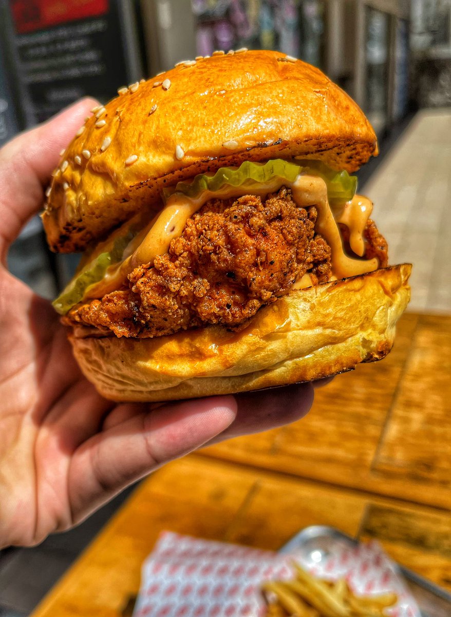 Quien necesita instagram o whatsapp cuando puede tener una Promo PopaLunes! De Popayee's Chicken Burger a solo $99 con todo y papas.