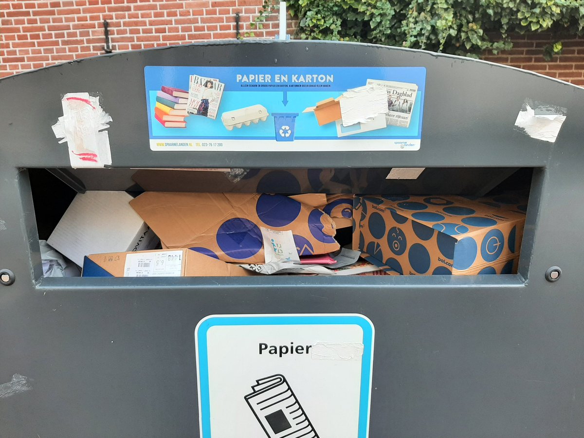 DannyGooyer's tweet photo. Waarom zijn containers toch zo snel vol .. hè.. een muisklik is natuurlijk al ontzettend zwaar werk. Om dan ook nog de doos klein te maken voordat je 'm in de container doet is niet te doen. Ik snap het.
#karton #vol #doos #bolpuntcom #moeite #afval #SocialDistancing https://t.co/R5axugDZd0