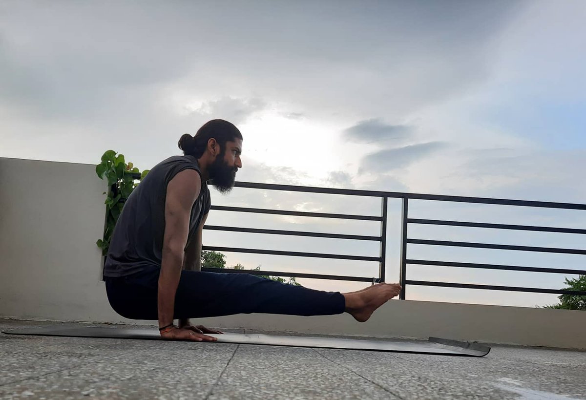 ShastraYog's tweet photo. Brahmacharyasana (Celibates Pose)

Benefits:-
1.Strong Forearms, Wrists, and Shoulder Muscles.
2. Belly Fat Melted
3. Better Digestion for Better Health
4. Strength Built In Back, Abdomen, Legs, and Hips
5. Alleviates Stress and Anxiety

#shastra_yog #yoga #yogis #yogiheera https://t.co/2wiPjJvPLo