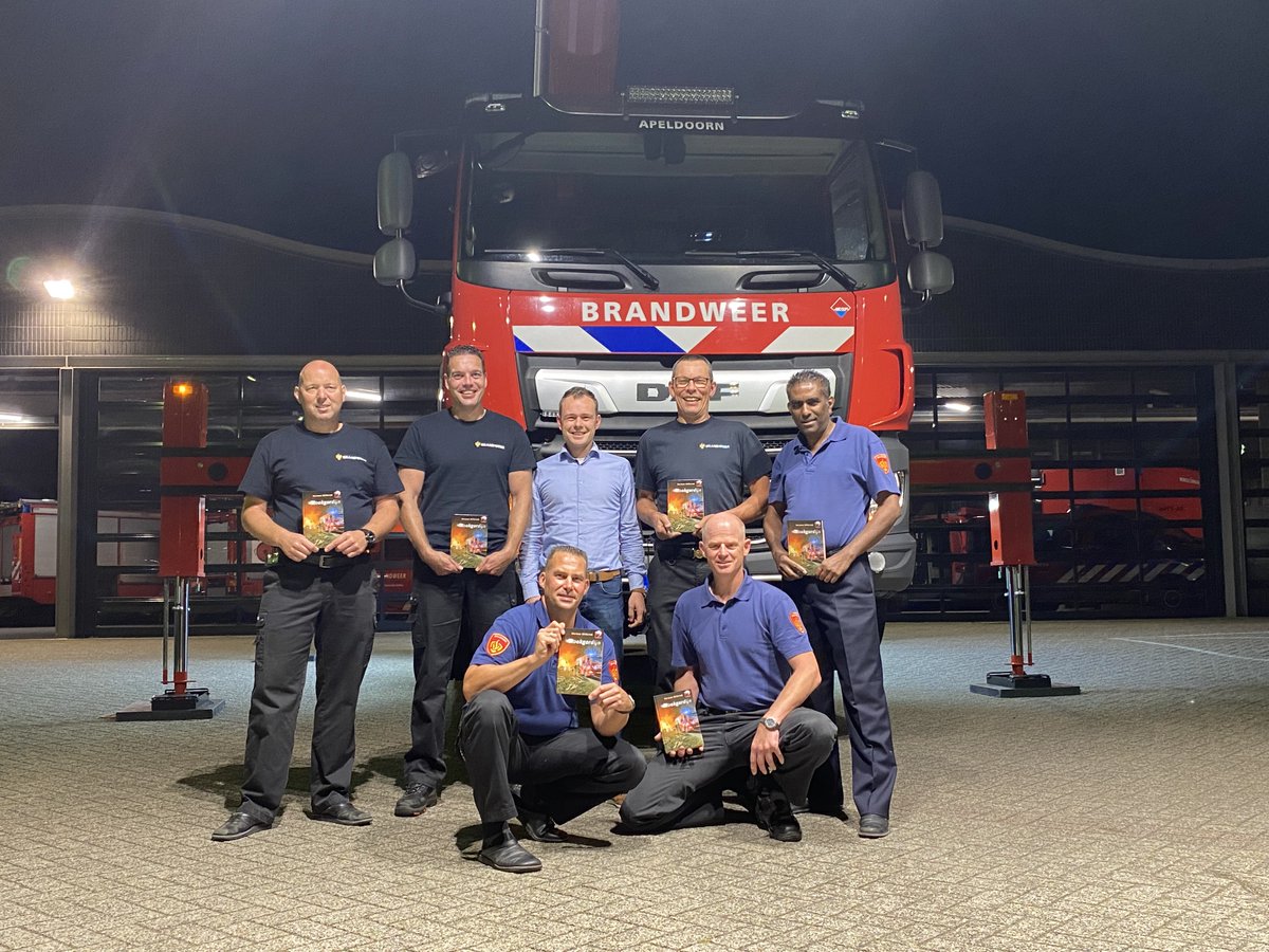 Boekoverhandiging van 'Rookgordijn' aan de hoofdrolspelers op de #brandweerkazerne #Apeldoorn Nieuw #boek over de #brandweer