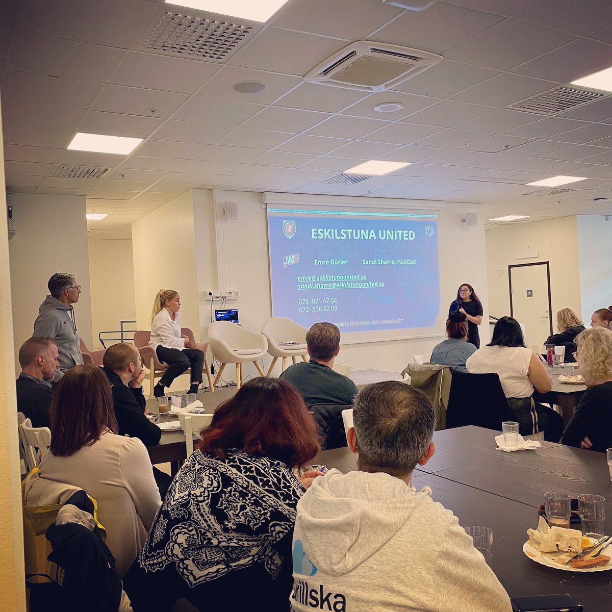 Idag inspirationsföreläste Sandi &amp; Emre för <a href="/grillskaeskil/">Grillska Eskilstuna</a> alla gymnasielärare under deras upptaktsmöte. 
Föreläsningen handlade om hur vi arbetar för ett mer hållbart Eskilstuna, Sörmland &amp; Sverige genom våra verksamheter i  @hjartaunited  &amp; JAG2030 #eskilstunaunited #hållbarhet