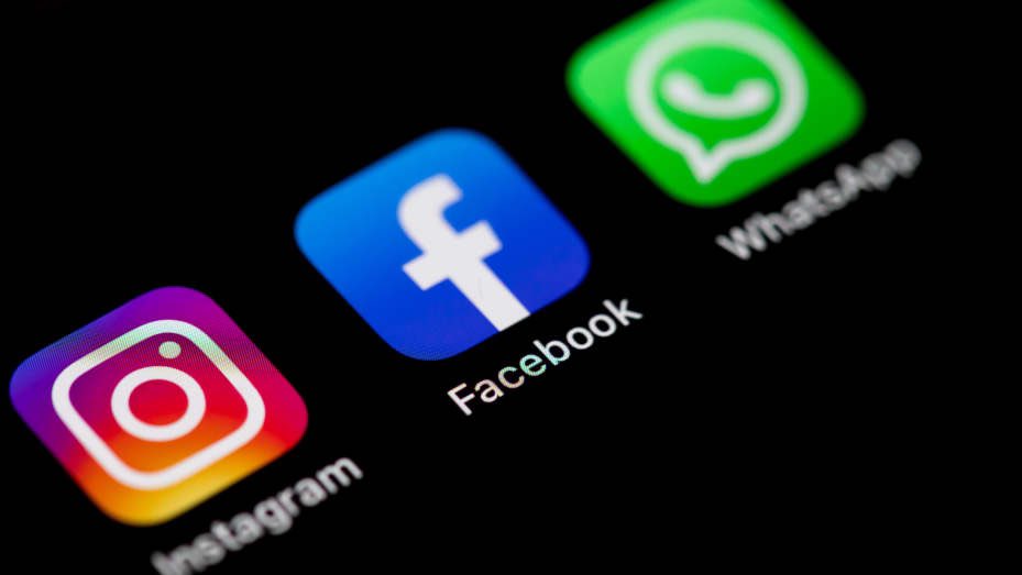 TiffanyBeverly's tweet photo. #BREAKING Facebook, Instagram and Whatsapp are down for users across the world. It’s unclear what’s causing the outage right now. https://t.co/62KbnQ58eL