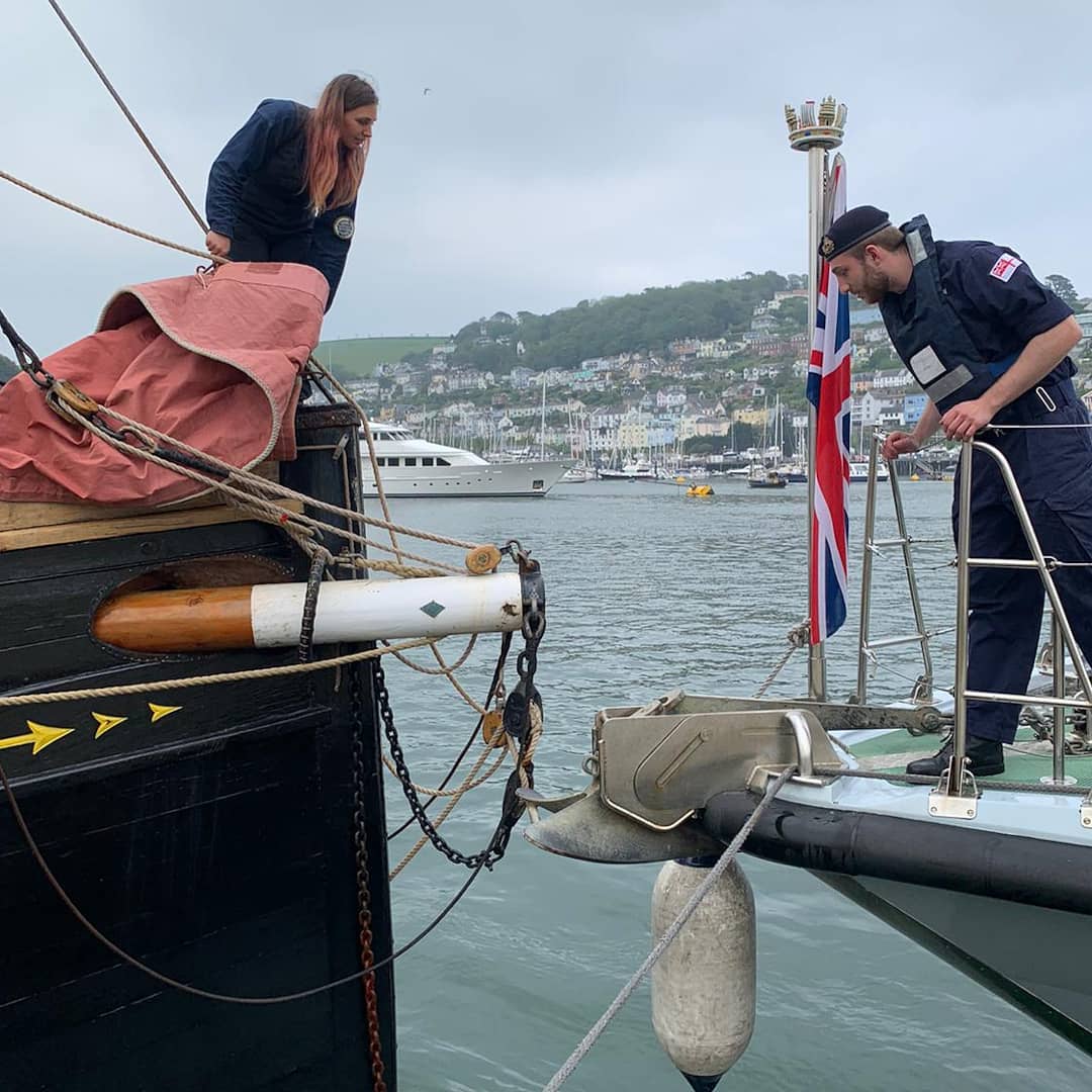 PilgrimBM45's tweet photo. We don't have an outage tonight #TorbayHour we just carry on #heritage #sailing We do have close encounters though. We recently had to ask this very nice sailor man to mind his anchor! Our bowsprit was bang on target though! 😃👍@RoyalNavy @discoverdart @Brixham @NatHistShips https://t.co/vJjG440c0W