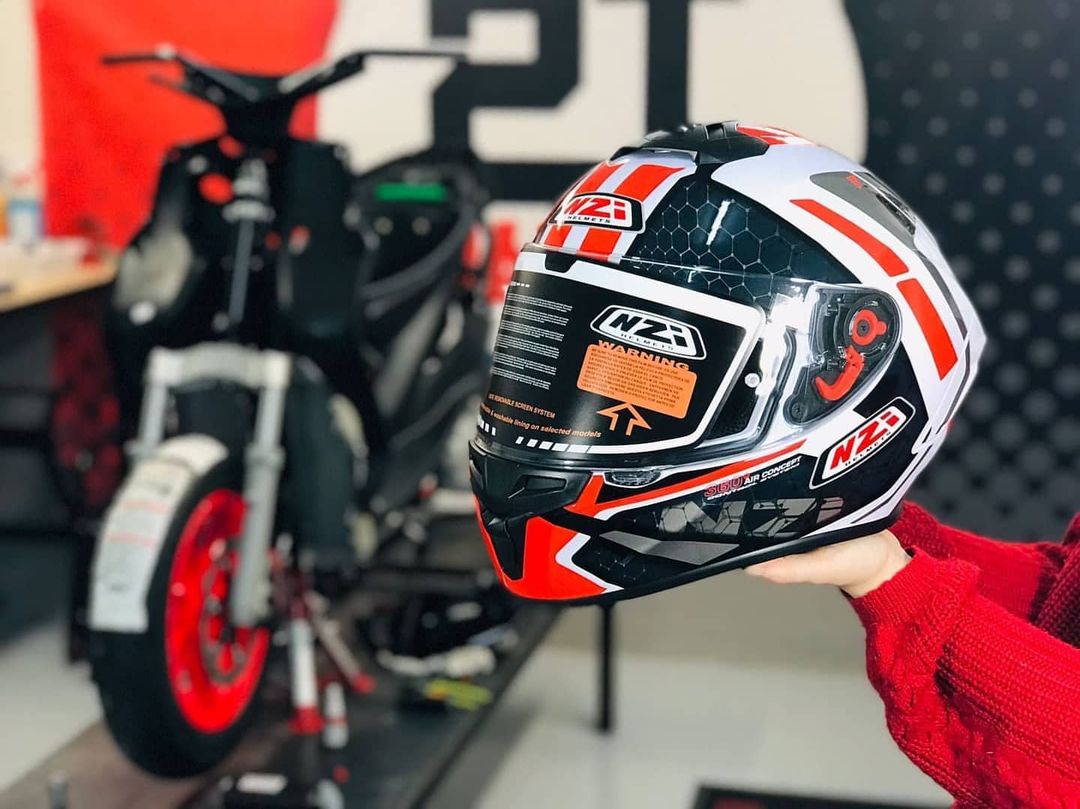 acmotos_es's tweet image. Si buscas un casco deportivo, ligero y con diseños increíbles, el casco Trendy de @NZIHelmets es el que buscas. ¡No esperes más! ⚫🔴⚪ #nzi #nzihelmets #nzihelmet #casconzi #cascosnzi #motorcyclehelmets #helmetlovers #motolovers #moteros #motolife #mototerapia #motolove #acmotos