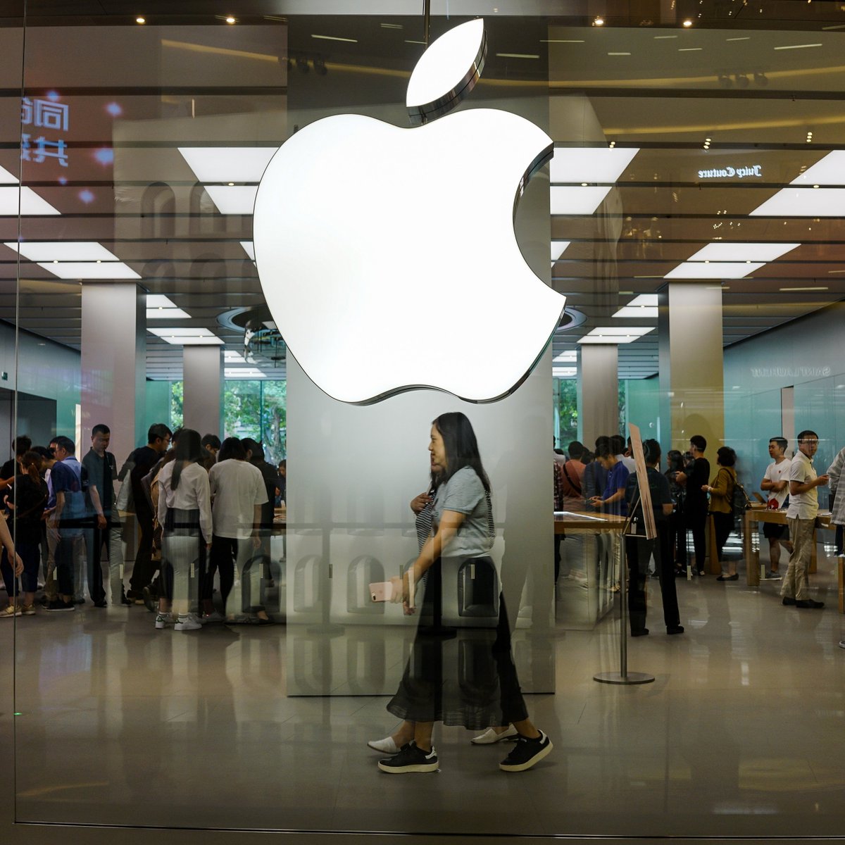 Complex's tweet photo. Apple’s gaming revenue in 2019 reportedly exceeded Sony, Nintendo, and Microsoft combined. 🎮💰

Read more: https://t.co/ijDZsZKjpN https://t.co/vVcIEGzNwW
