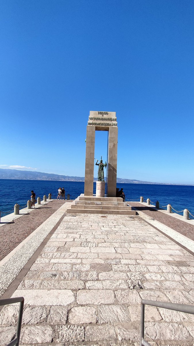RomanoGiovanna's tweet photo. Athena Promachos..
#reggiocalabria #ilchilometropiubelloditalia #stretto https://t.co/rEp9vD2kGX