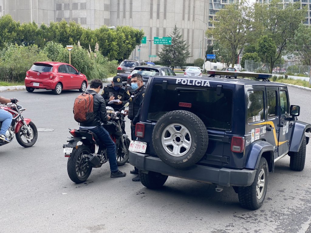 Patrulla MX220M2 “infraccionando”/ mordiendo / extorsionando motociclistas , en glorieta de Vasco de Quiroga y salvador agraz <a href="/SSC_CDMX/">SSC CDMX</a> , <a href="/AdrianRubalcava/">Adrián Rubalcava</a> .